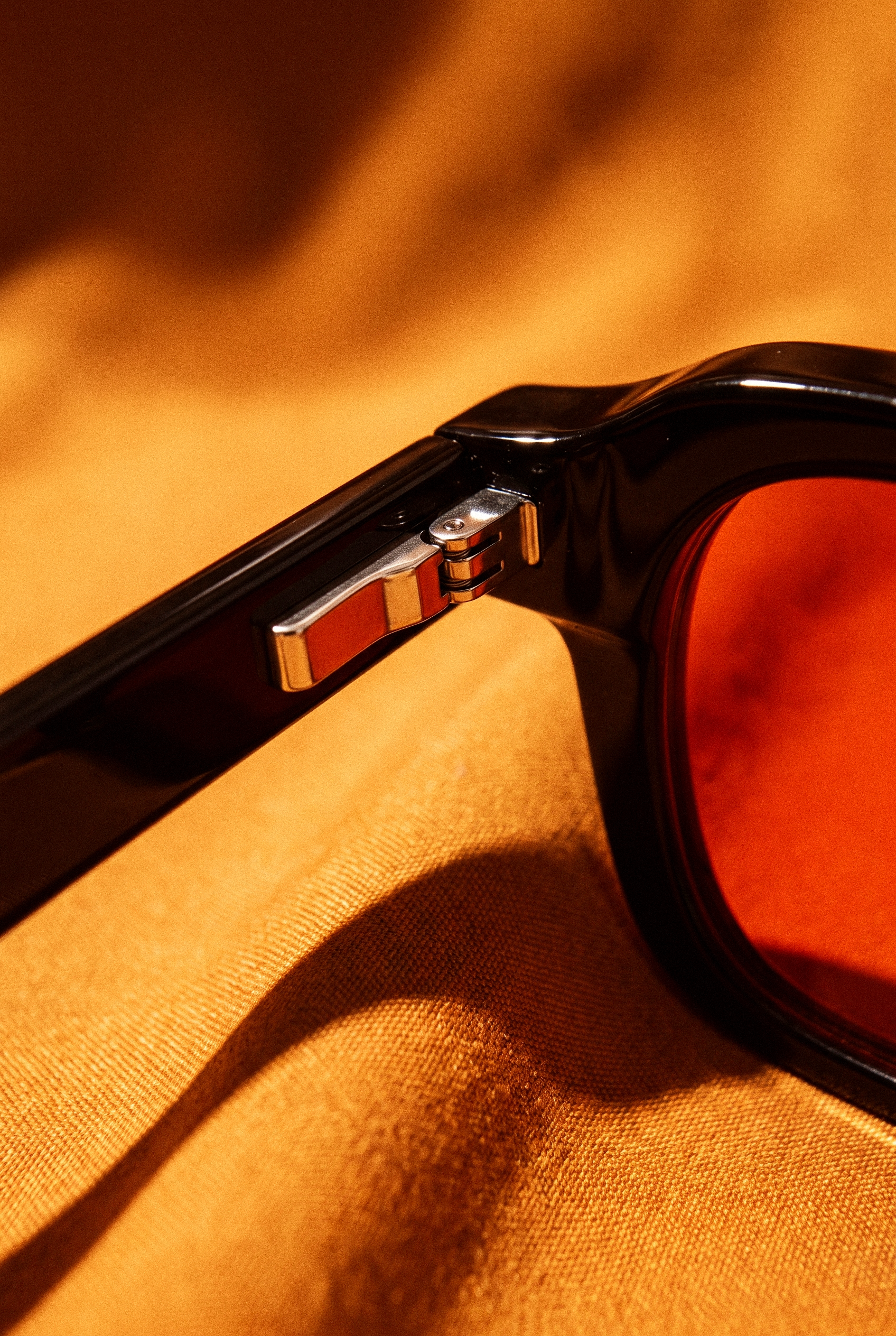 Close-up of the Monaco frame’s spring hinge